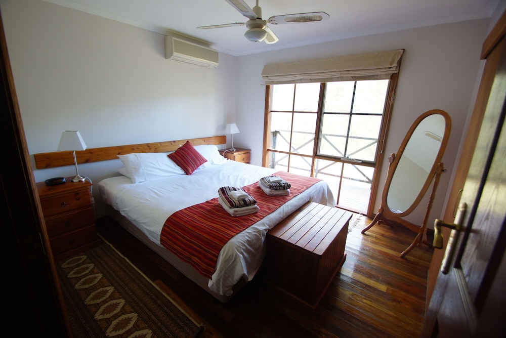 Romantic Bungalow, 2 Bedrooms, Hot Tub photo 2
