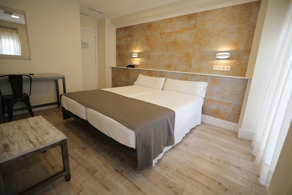 Double Room - Photo 15