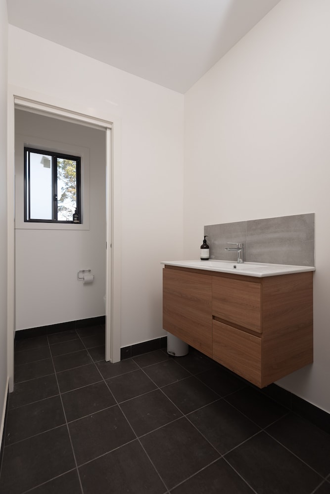Comfort Room, 1 Queen Bed, Shared Bathroom, Garden View photo 3