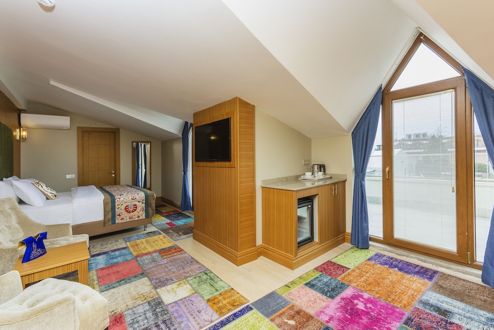 Junior Suite, 1 Queen Bed, Balcony, Sea View photo 2