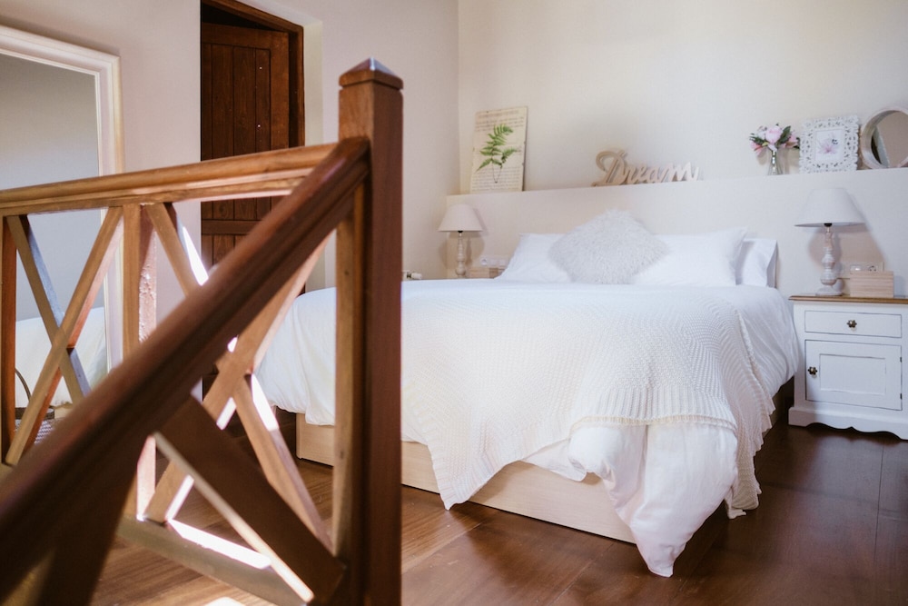 Classic Room, 1 Queen Bed With Sofa Bed, Private Bathroom, Garden View photo 2