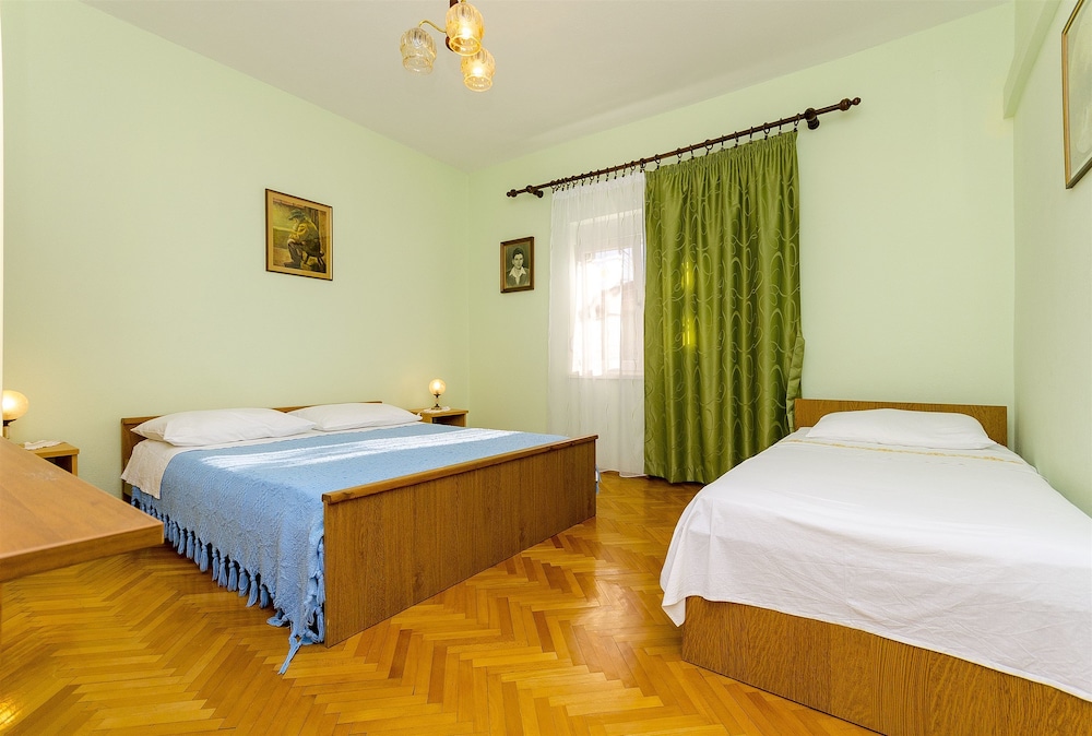 Apartment (A4)