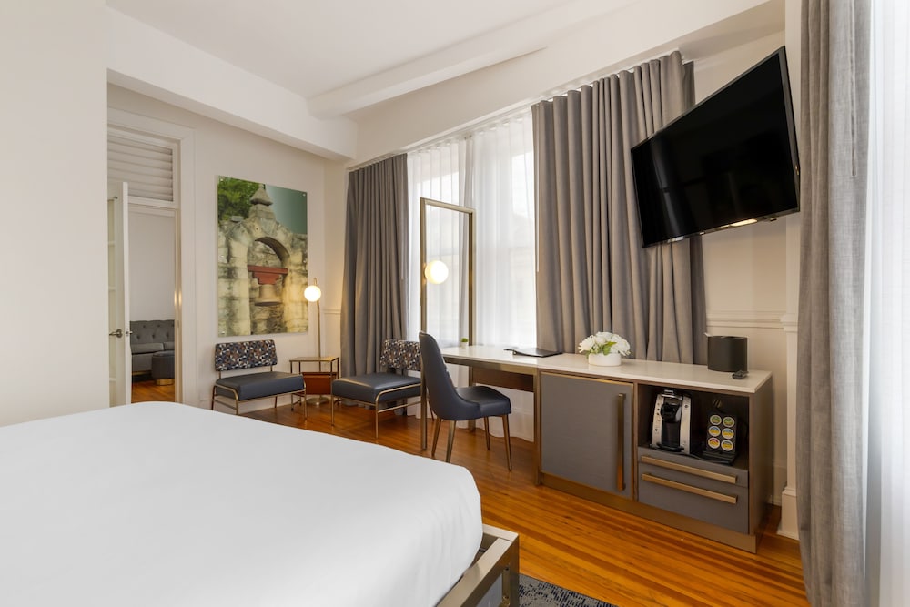 Executive Suite, 1 King Bed - Photo 1