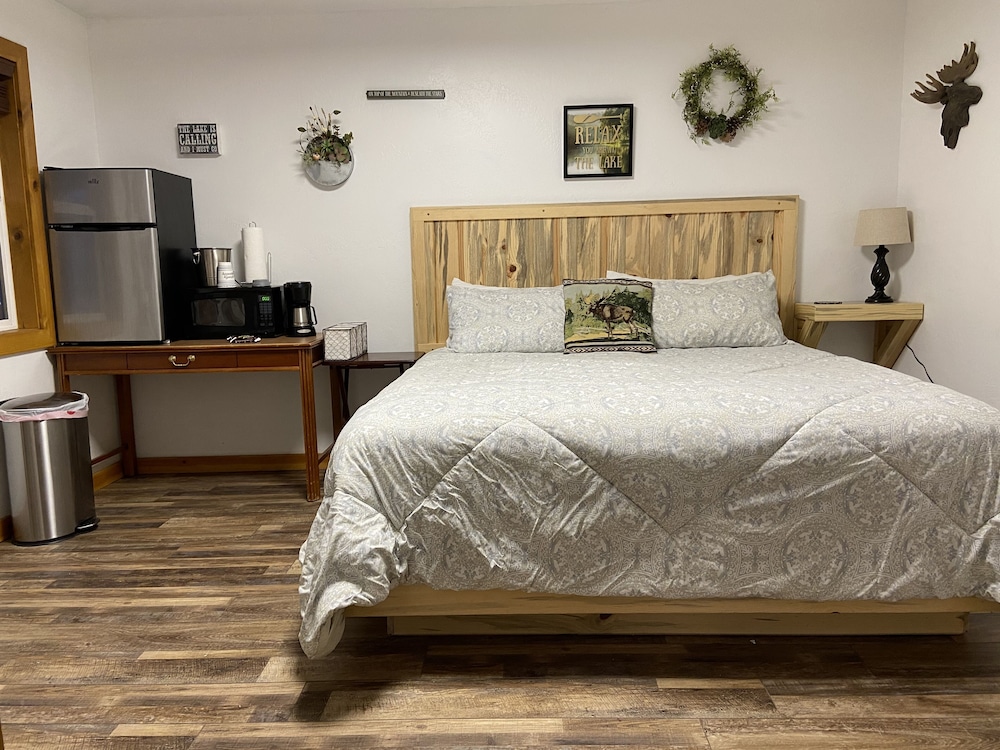 Basic Room, 1 King Bed, Accessible photo 1