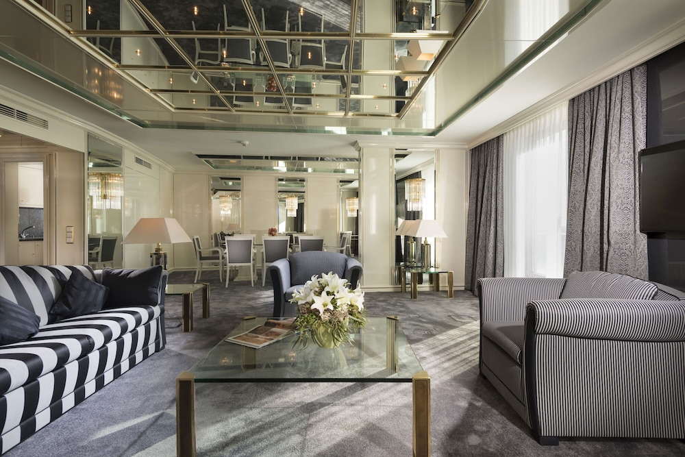 Luxury Suite - Photo 1