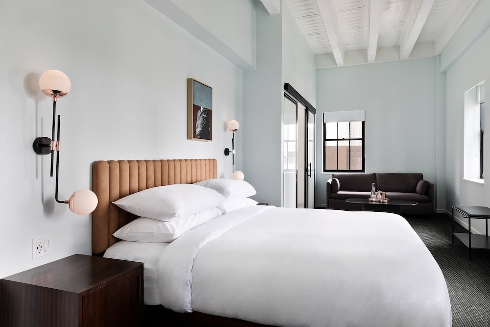 Guild Loft Suite, Larger Guest Room, 1 King, Sofa Bed - Photo 2