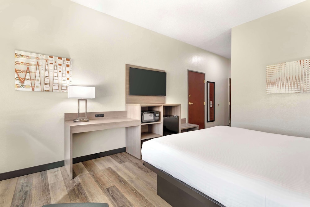 Standard Room, 1 King Bed, Accessible, Refrigerator & Microwave photo 3
