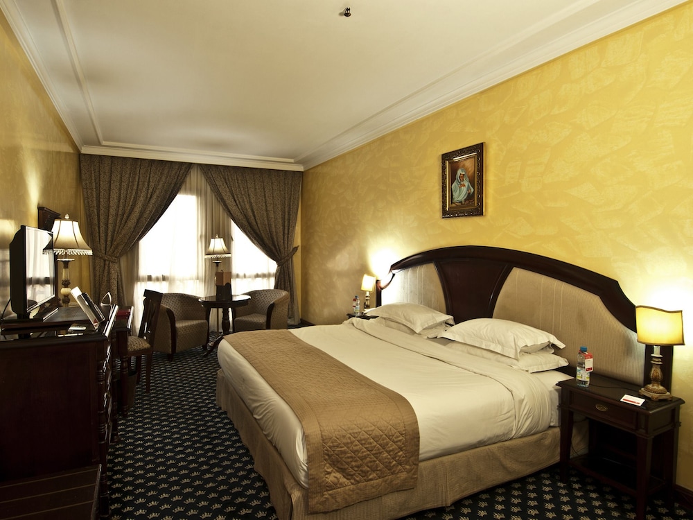Deluxe Suite, 1 King Bed - Photo 3