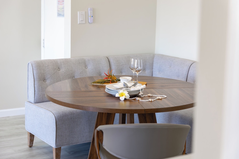Premium Remodeled Condo with Ocean View and Parking: Premium Suite, 1 King Bed, Air conditioning, Ocean View (0194) photo