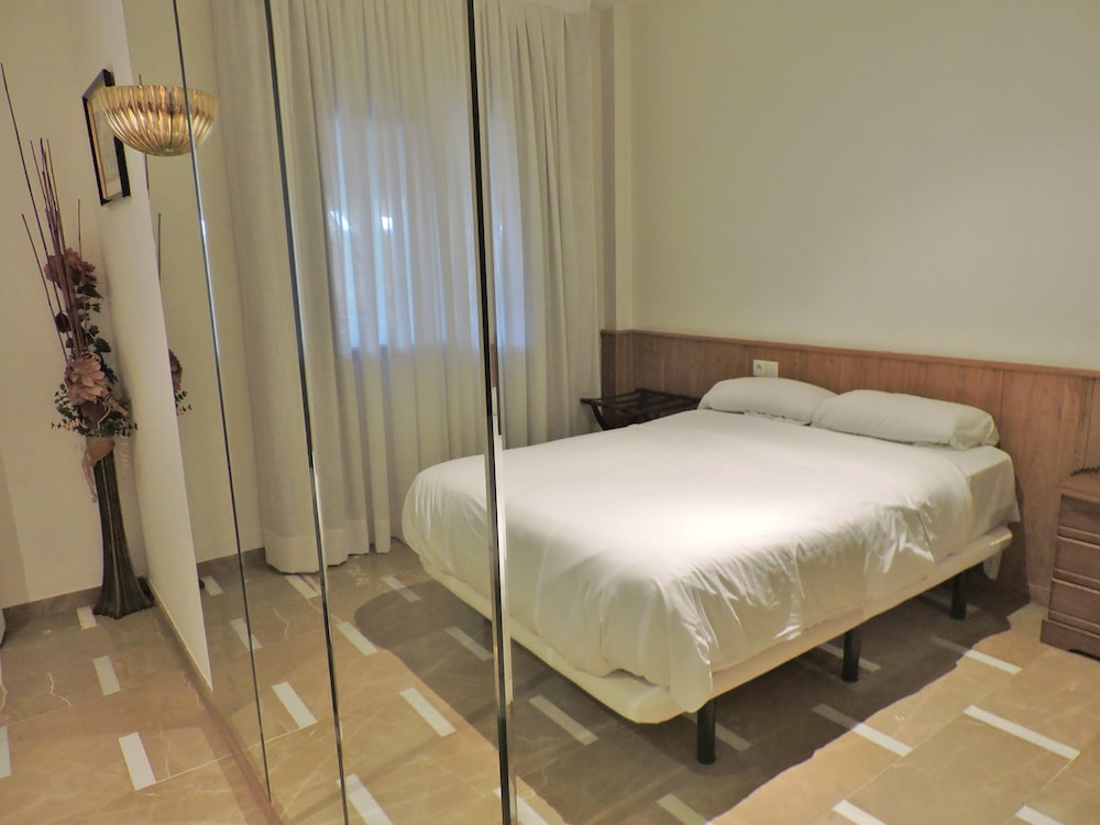 Standard Double or Twin Room - Photo 7