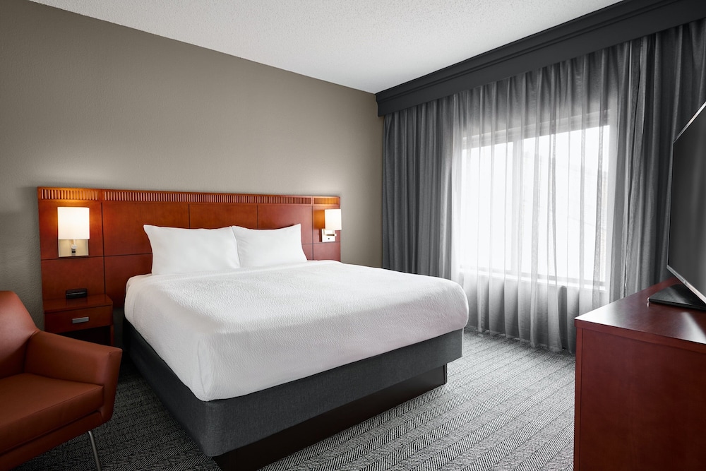 Suite, 1 Bedroom, Balcony - Photo 3