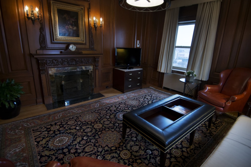 Governor's Suite photo 2