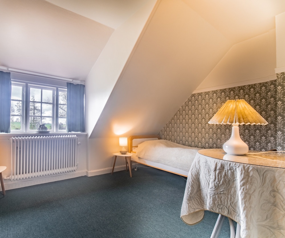 Economy Double or Twin Room, Shared Bathroom photo 3