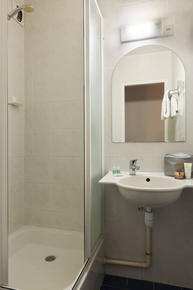 Twin Room thumbnail 5