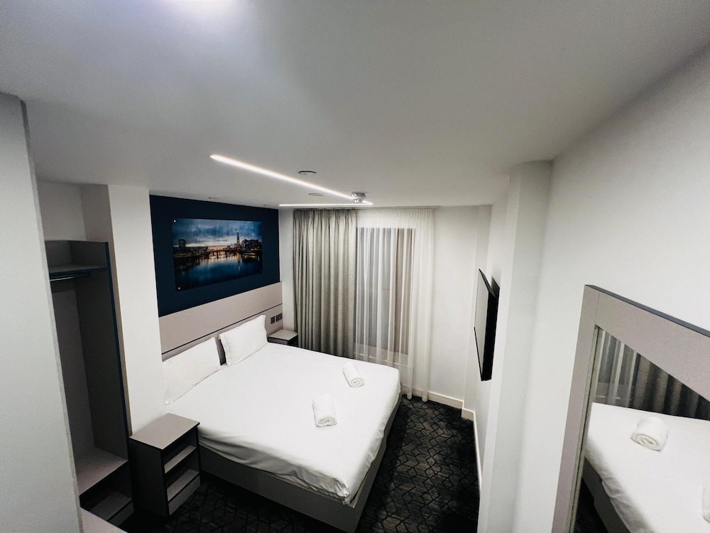 Superior Double or Twin Room, Ensuite - Photo 2