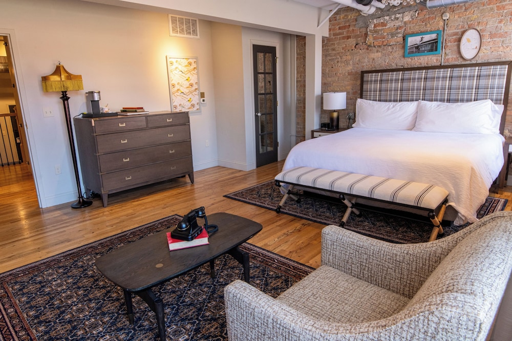 Family Suite (Cooper ST.)