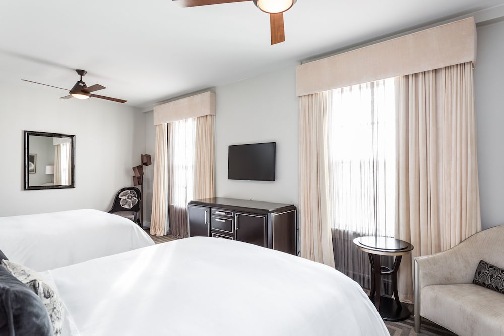 Two Queens Bedroom photo 1