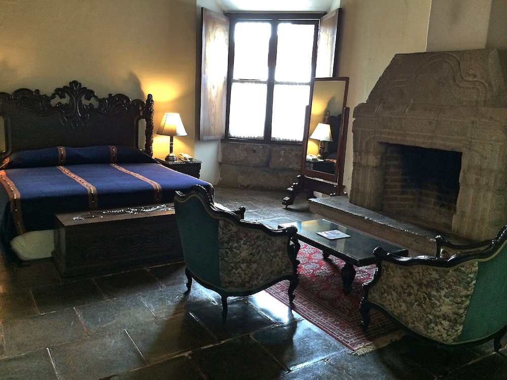 Premium Suite, 1 King Bed, Fireplace, Corner photo 1