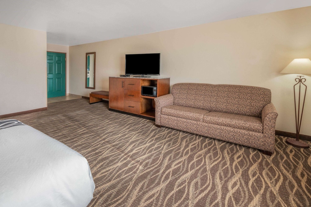 Suite, 1 King Bed - Photo 6