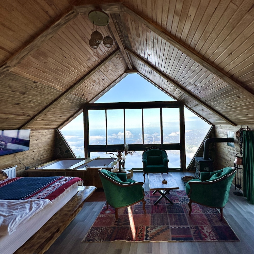 Romantic Chalet, City View photo 3