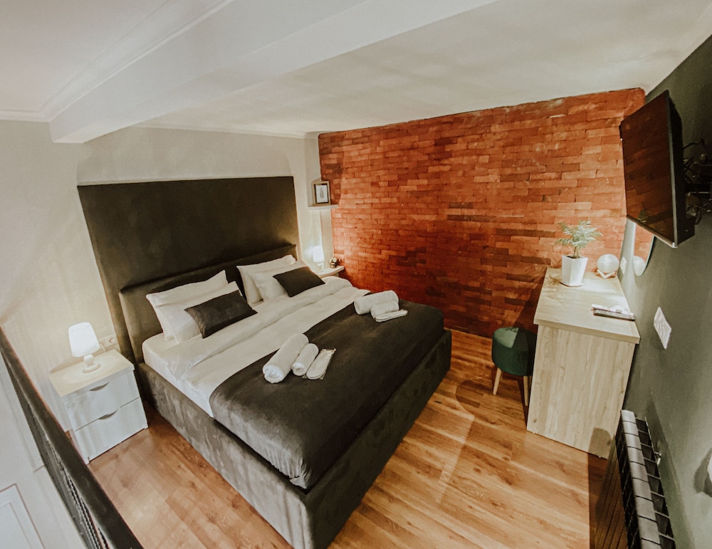 Split Level suite photo 3