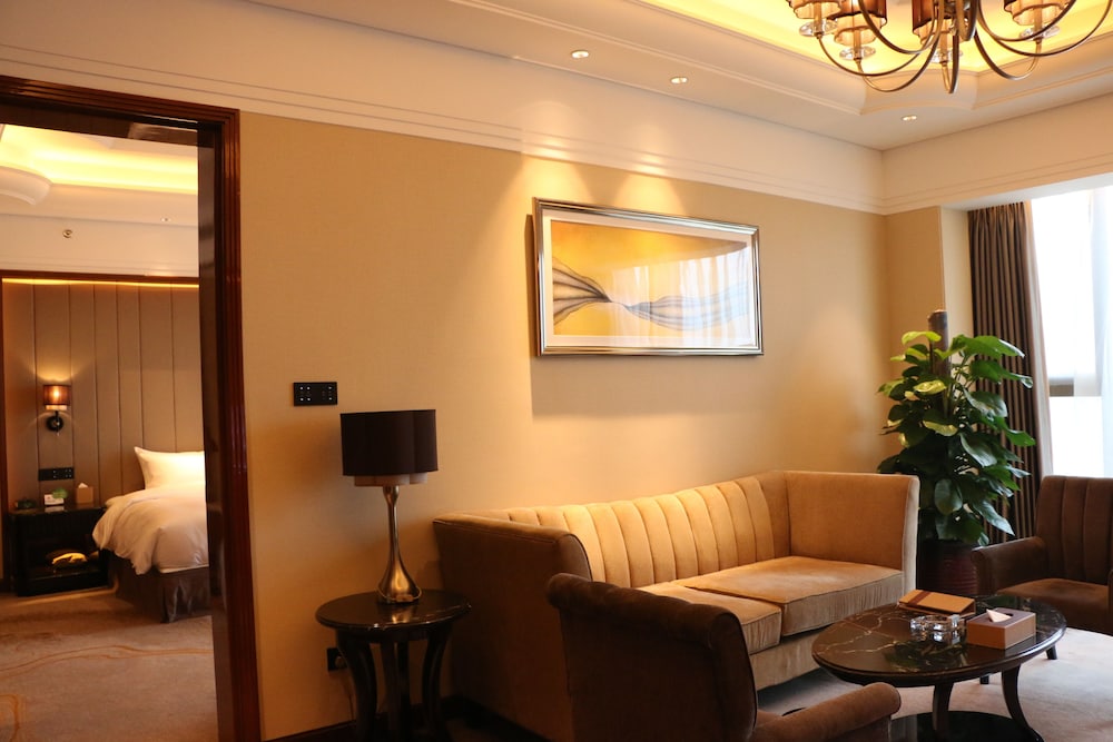 Deluxe Suite, 1 King Bed photo 2