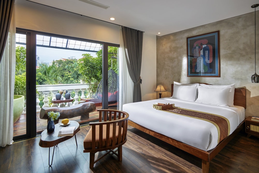 Junior Studio Suite, 1 King Bed, Jetted Tub, Mountain View
