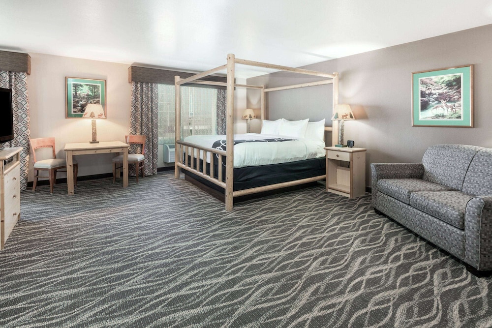 Suite, 1 King Bed - Photo 3