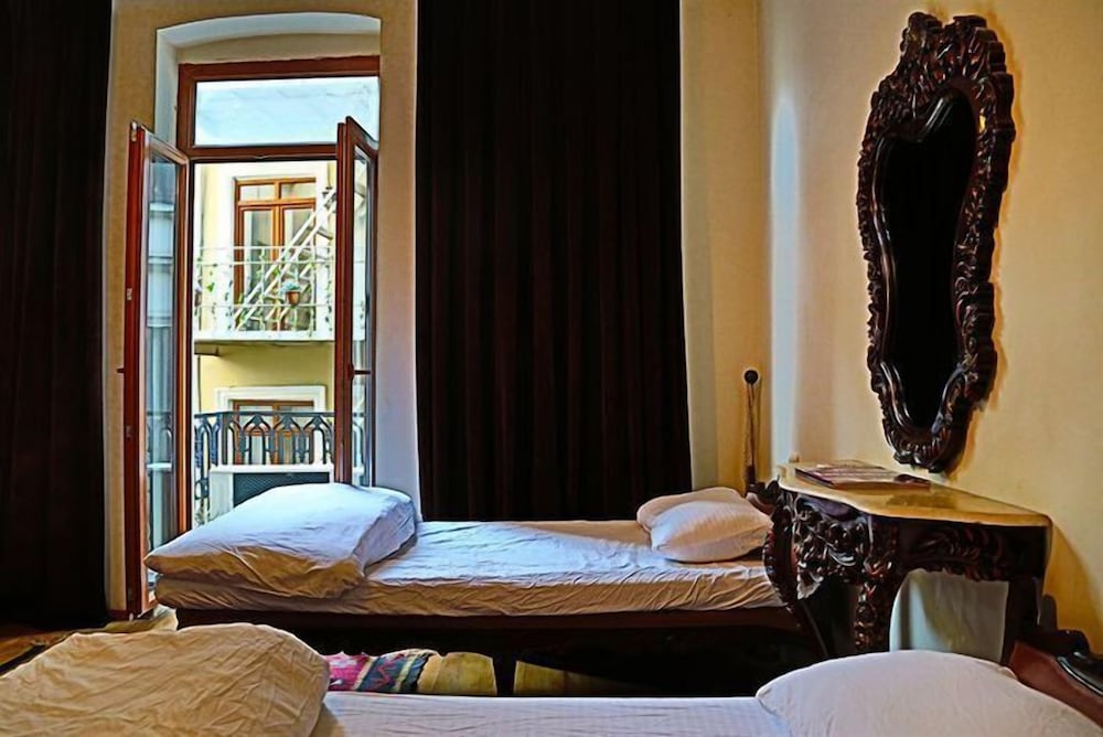 Standard Room, Multiple Beds, Shared Bathroom photo 3