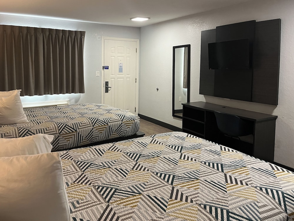 Standard Room, 2 Queen Beds, Smoking photo 3