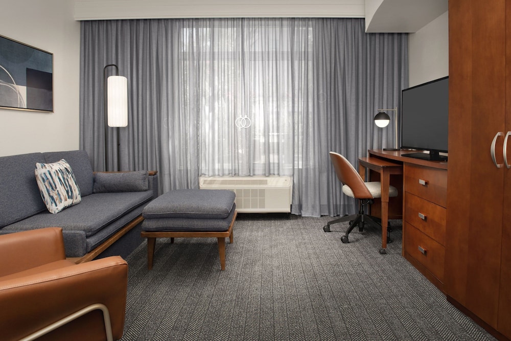 Suite, 1 Bedroom - Photo 4