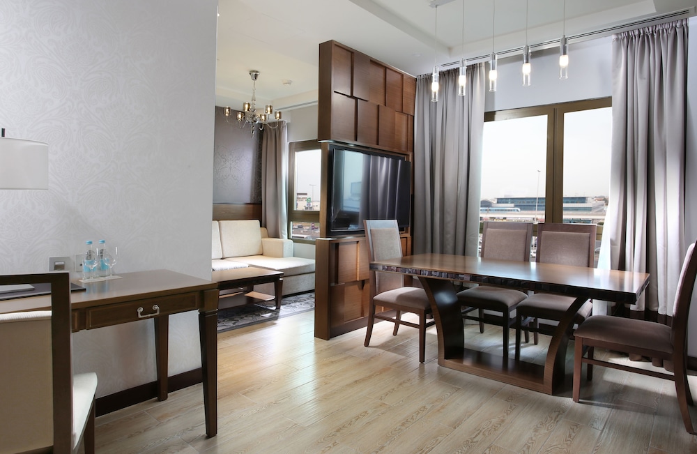 Junior Suite - Complimentary Shuttle Bus to Beach & Mall of the Emirates photo 2