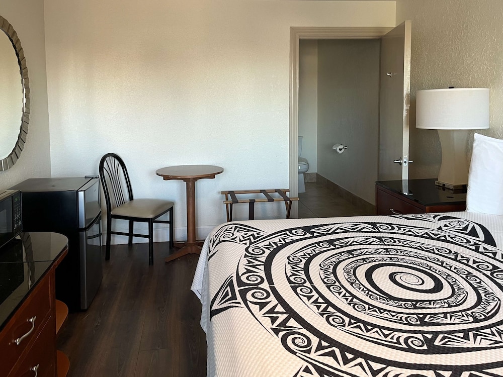 Deluxe Room, 1 King Bed, Non Smoking photo 1