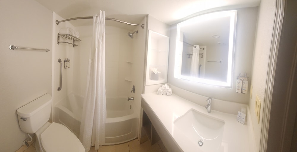 Suite, 1 Bedroom, Balcony, Oceanfront (High Floor) - Photo 8