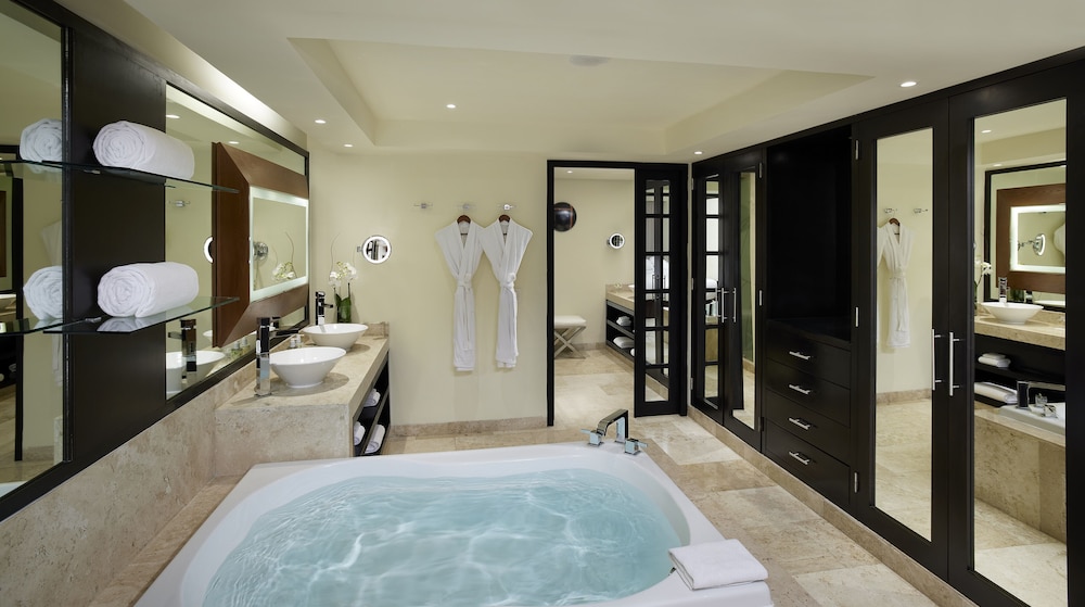 Two Bedroom Master Suite - Photo 3