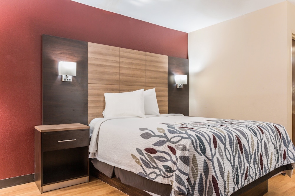 Deluxe Room, 1 King Bed, Non Smoking (Roll-In Shower) photo 2