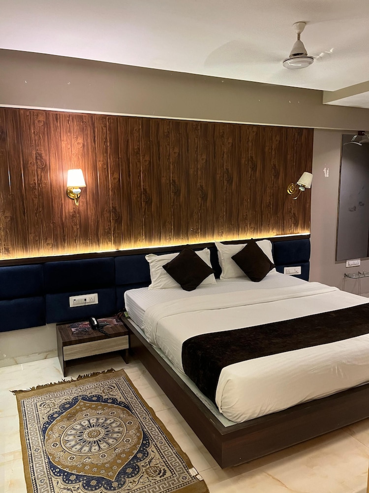 Luxury Suite - Photo 3