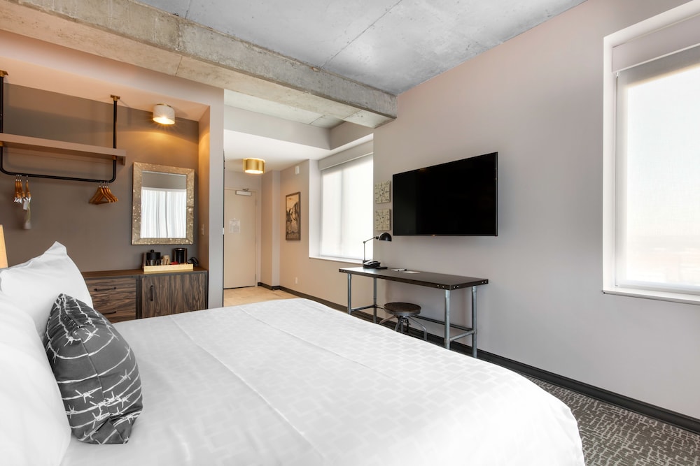 Deluxe Room, 1 King Bed, Accessible, Non Smoking (Corner, Roll-In Shower) photo 2