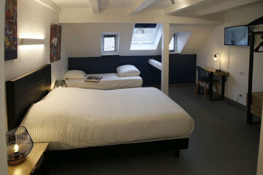 Triple Bedroom Economy 5th Floor (access to the upper floor by stairs) photo 1
