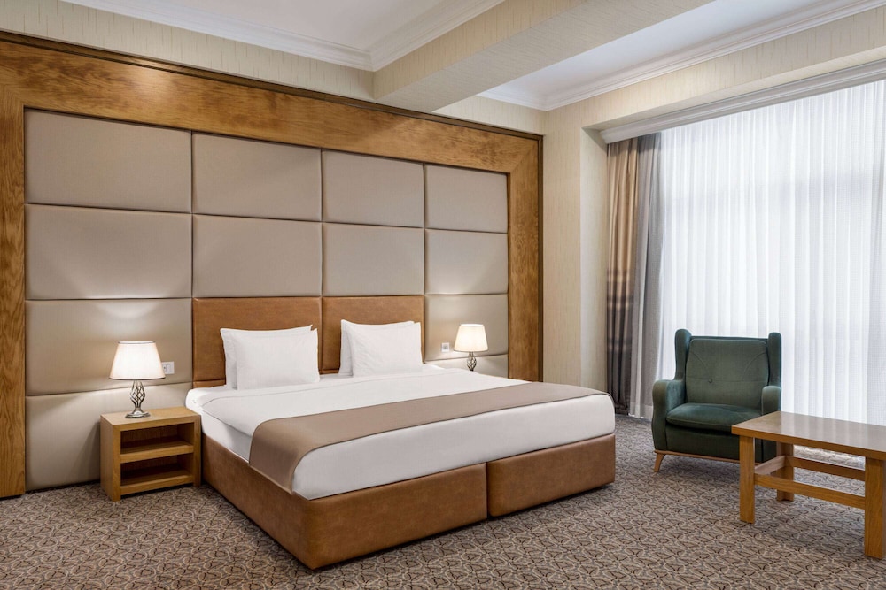 Deluxe Room, 1 King Bed, Non Smoking photo 3