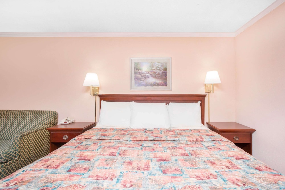 Room, 1 King Bed, Non Smoking - Photo 1