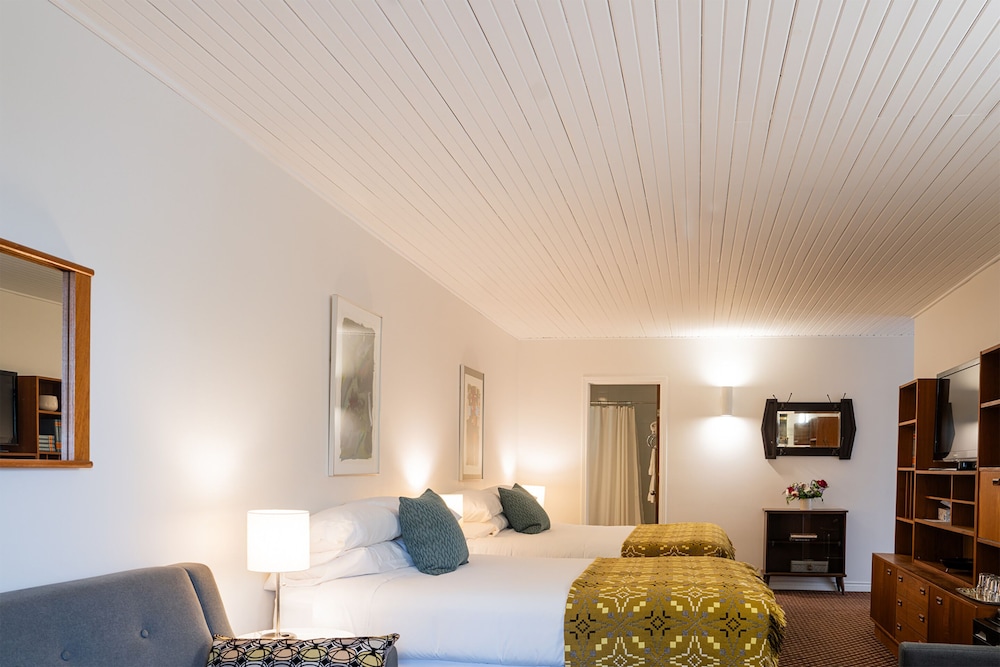 Premium 2 Queen Beds, Balcony, Fireplace - Photo 2