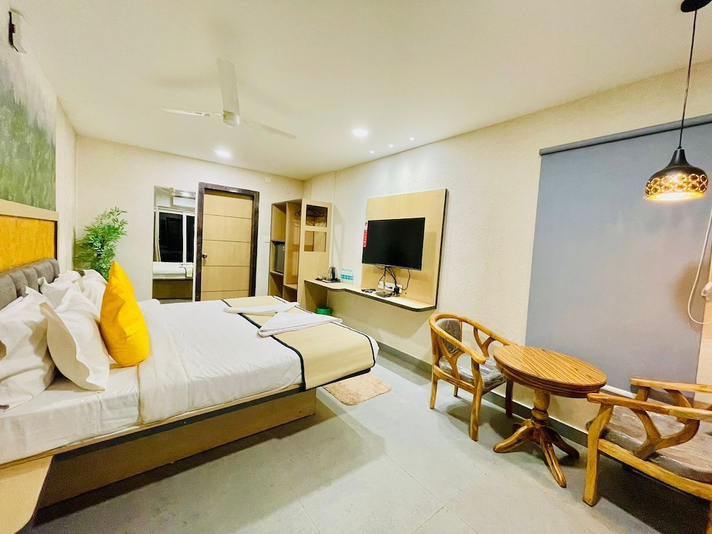 DELUXE ROOM - Photo 24