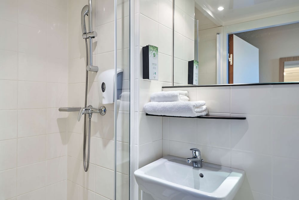 Standard Room, Multiple Beds - Photo 8