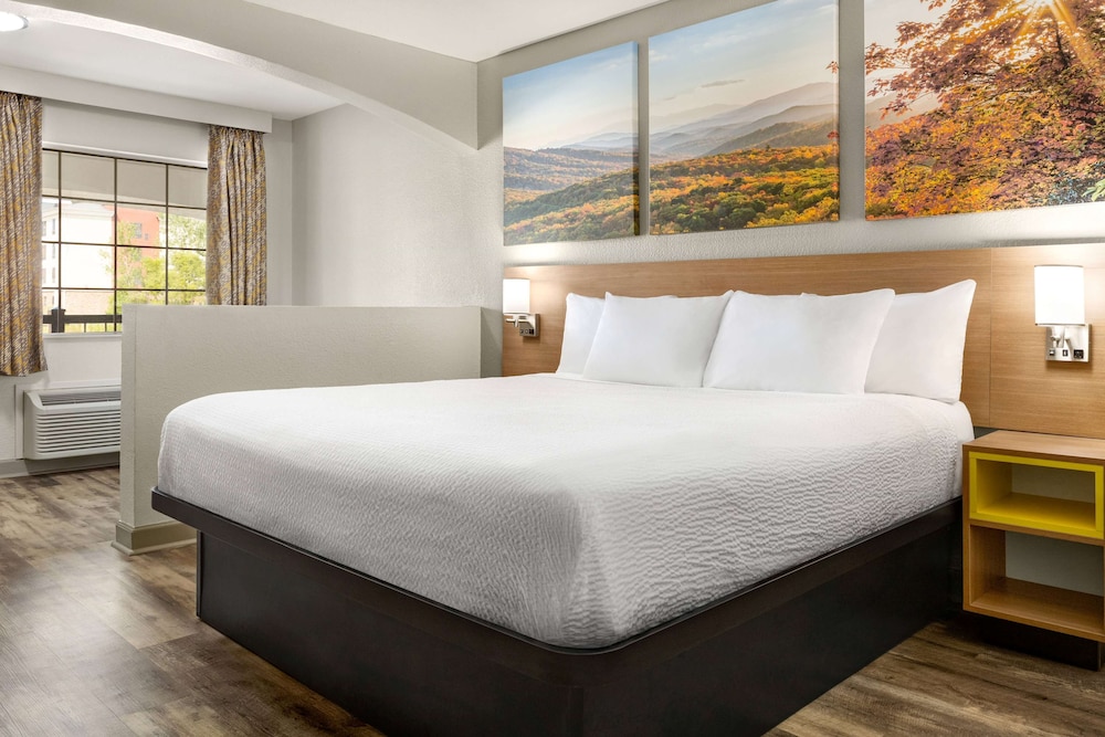 Standard Room, 1 King Bed - Photo 4