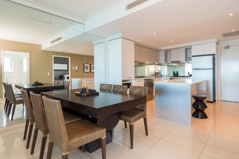 Two Bedroom Apartment with Broadwater View thumbnail 6