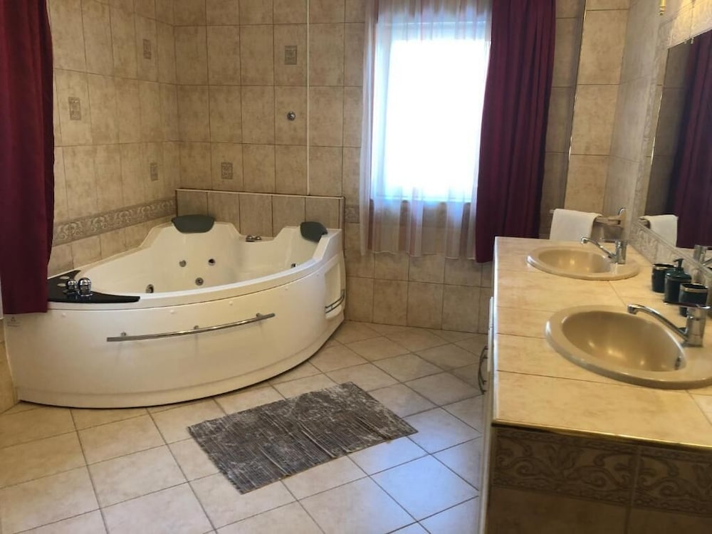 Family Suite, 2 Bedrooms H 5-6