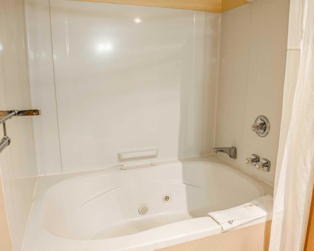Suite, 1 King Bed with Sofa bed, Non Smoking, Jetted Tub (1 Person Sofa Bed) photo 2