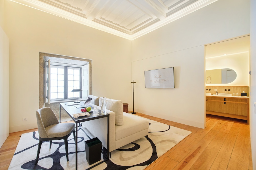 Suite, Courtyard View