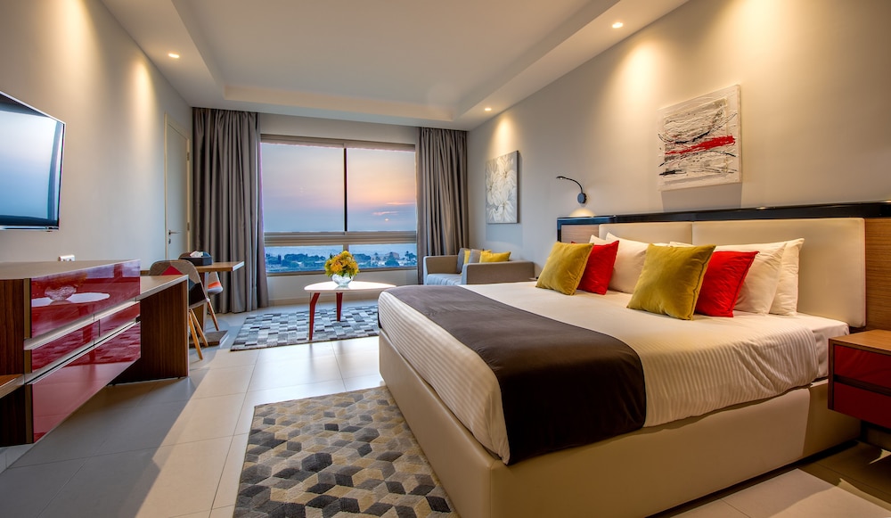 Junior Studio Suite, 1 King Bed, Sea View photo 3